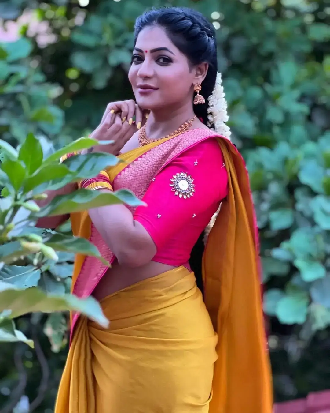 Beautiful Indian Queen Reshma Pasupuleti in Yellow Saree